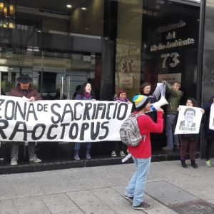 Diversas organizaciones de la Coordinadora contra Octopus en Santiago realizan funa en el Ministerio de Medioambiente.